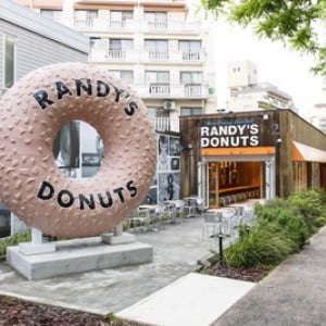 LAで人気のドーナツショップ「ランディーズドーナツ（RANDY’S DONUTS）」の日本1号店が5月15日（木）代官山にオープン！！