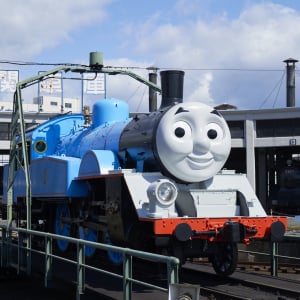 きかんしゃトーマスの実機が見られる！京都鉄道博物館・扇形車庫でトーマスの実機展示を2026年1月12日まで開催