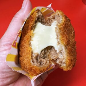 売り切れ店続出の「ファミマのとろ～りチーズメンチカツ」が激しくウマすぎる件