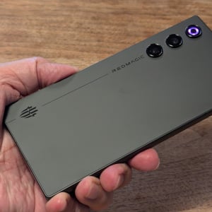 シックで大人なデザインのゲーミングスマホ　薄型軽量になった「REDMAGIC 10 Air」レビュー