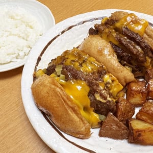 和の要素を取り入れたハンバーガーをライスと共に食べる / BRISKSTAND KANDA