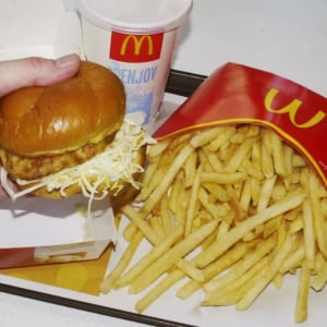 マクドナルドがでっけぇえええマックフライポテト販売予告！ グランドポテトはMサイズの約1.7倍