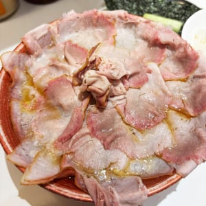 東京駅のラーメン屋「革新家」で食べられる魅惑のグルメ / 花びらチャーシューメン最高です