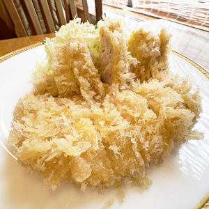 120年前の1905年に創業したトンカツ屋「ぽん多本家」でカツレツを食べる