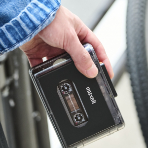 ワイヤレスイヤホンでも聴くことができる、充電式ポータブルカセットプレイヤーが発売