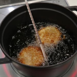 揚げ物での使用量＆ハネが半分になる「魔法の油」。いつもの油と徹底比較してみたら…