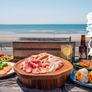 【神奈川県鎌倉市】「海沿いのキコリ食堂」8周年記念！BBQ＋30種飲み放題プランを期間限定の特別価格で