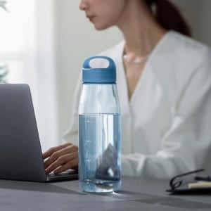 マーナの「あのボトル」の進化版！夏の水分補給量管理にぴったりなんだ【ROOMIEライターのコレ気になる】