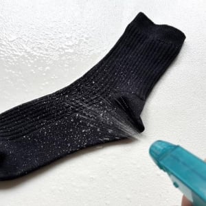 3COINS「撥水加工クルーソックス」が予想以上の撥水力！330円でコレは、今～これからにありがたい…