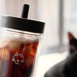 1時間経ってもアイスコーヒーがキンキンのまま。KINTOのコレなら、二重構造で結露の心配もなし