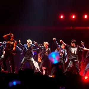 ASAHIが約束「もっといい姿で戻る」─TREASUREが15万人熱狂のファンコン完走、最終公演をリポート