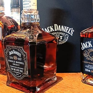 ジャックダニエル 10年熟成「Jack Daniel’s 10Years Old」100年超えの復刻～日本初上陸！ わずか 1285本 奇跡と至極の一滴をいまこそ、8月からプレミアムバーなどに登場