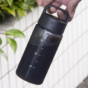 無印良品の290円で買える「メモリ付きボトル」を“外出時のコーヒー専用”で使ってます。 ひとやすみにピッタリなんだよね〜