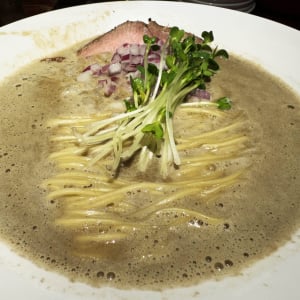 石川県産醤油を使用した「金沢濃厚煮干豚骨 伊乃心」の特濃ラーメンを食べる