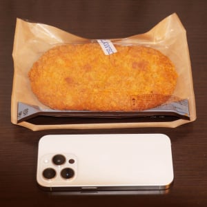 北海道・東北・関東以外のローソンで売られているメガコロッケがデカすぎんだろ