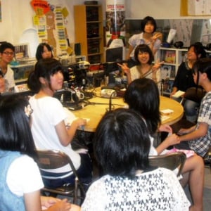 「ラジオの力」SNS時代に再評価。阪神・淡路大震災からの復興、奄美の方言継承まで、人々に寄り添うメディア”心の居場所”に