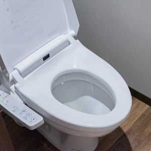 女性の一人暮らしなのに便座が勝手に上がっていた件→ なぜなのか
