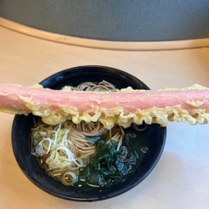 富士そばの「ロング魚肉ソーセージ天そば」が凄まじく限界突破している件