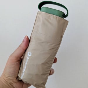 ファミマに超軽量の「晴雨兼用ミニ傘」登場！肌が赤くなり始める時間を50倍以上遅らせる生地を搭載らしいよ