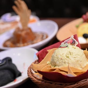 『ドラゴンクエスト』コラボカフェ＆バー「ルイーダの酒場」が6年ぶりにリニューアル！「レベル9」になった新料理25品などを公開!!