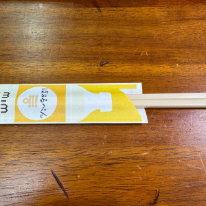 割り箸に見えるけど割り箸じゃないし「筆記用具本来の目的以外に使用しないで」と書かれているミツカンの割り箸ボールペン