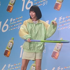 anoがフラフープで、新垣結衣の記録に挑戦！『16Cha 全国差し入れ大作戦＠東京』プレス発表会
