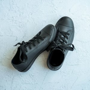 足元から始まる革新──黒スニーカーが語る現代ビジネスマナー