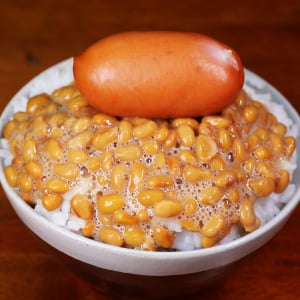 これ言っていいのかどうかわからんけど「納豆にソーセージをのせて食べるとウマイ」よ