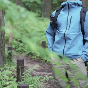 ワークマンの「ムレなくて軽〜いレインジャケット」が梅雨シーズンに大活躍！ とりあえずリュックに入れておこう