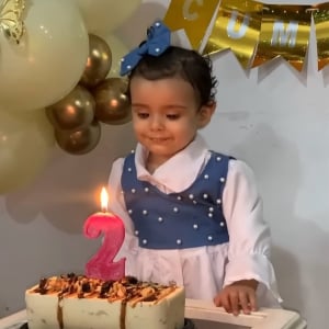 バースデーケーキキャンドルを何度もふ～～っ！火が消えなくて女の子もこまったこまった【海外・動画】