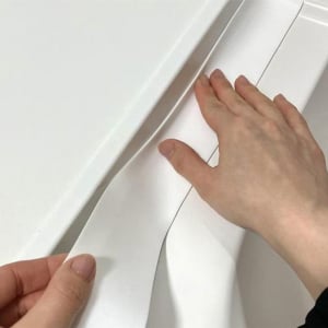 気づいたら水や埃で汚れている洗面所の「微妙な隙間」。これで掃除が楽になったよ