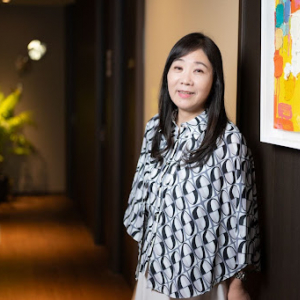 「52歳で占い師デビュー」──不遇な人生を変えた、佳咲伽奈氏の逆転ストーリー