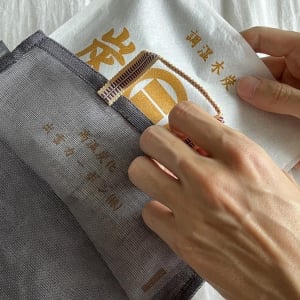 半永久的に使える除湿剤「炭八」。そのままより、専用袋に入れるのが正解だった！