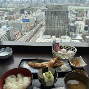 新大阪駅すぐ近くの地上32階　大阪の街並みを眺めながらいただくランチが1000円！？ その場所は……