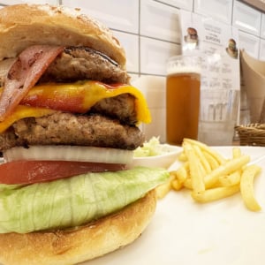 秋葉原の隠れたハンバーガーの名店 / エアーズバーガーの「タワーバーガー」を食べてみた