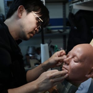 映画『MaXXXine マキシーン』リアルな特殊造形の魅⼒とは？ 　LA在住アーティスト 吉沢コーダイさんインタビュー