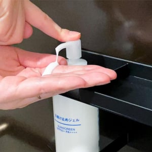 山崎実業のコレを玄関のドアにくっつけたら、「日焼け止め塗り忘れた！」が無くなりました 