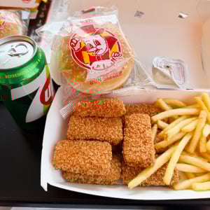 【中東で味わえる最高チキン】ジューシーさ爆発！サウジアラビア発有名フライドチキンを現地で体感！！【アルバイクしか勝たん】