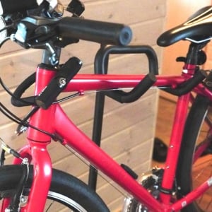 山崎実業って自転車スタンドもあったんだ！お気に入りのスポーツバイクをカッコよく室内収納できたよ