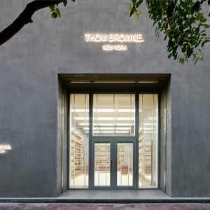 トム ブラウンが銀座に新たな旗艦店をオープン。限定アイテムを展開、グローバルで銀座店先行のニットのMTOサービスもスタート