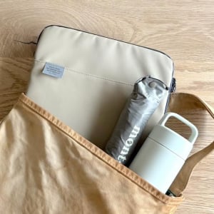 デルフォニックスの撥水ケースを2年以上愛用中。雨の日の「パソコン持ち歩き」が楽になるんです