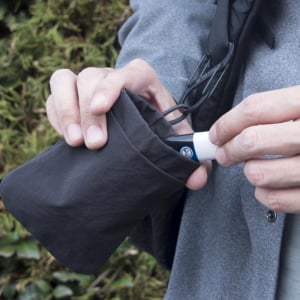 無印良品の「片手で開くフラットポーチ」をバッグに装着！ アクセス抜群の小物収納をプラスできちゃった