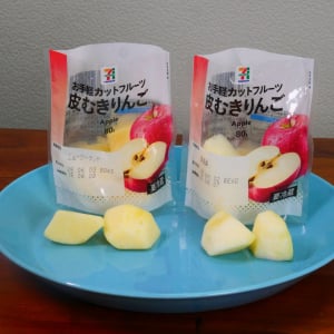 セブンイレブンの「皮むきりんご」の青森産とニュージーランド産を食べ比べてみた