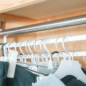 山崎実業の新作で、クローゼットの収納力が約1.5倍になった。家族の分も買い足す予定です