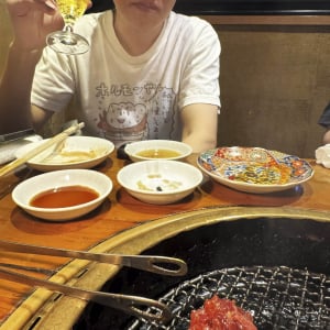 高級和牛ユッケを焼いて食べる男として知られる人気漫画家・小田原ドラゴン先生が漫画タイトル案を募集中