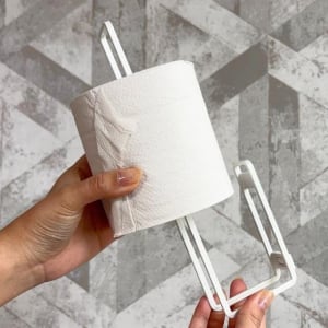 山崎実業のトイレットペーパーをスマートに収納できる棒。これがあればさりげなくストックできる！