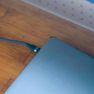 Ankerの新作「1本2役ケーブル」で、モニター周りのごちゃつきが解消しました！