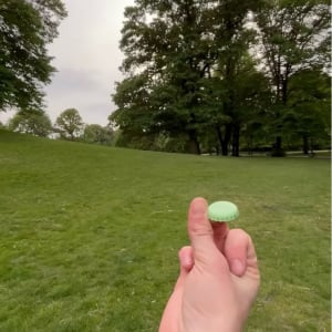 まるでブーメラン！？不思議なフォームから投げ放たれたビンの蓋が描いたまさかの軌道！！【海外・動画】