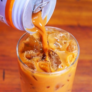 タイの激しく激しく激しく激甘なミルクティーって最高じゃない？ ずっと飲んでたくない？ 日本でも缶ジュースとして飲めるよ