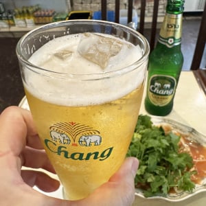 ビールに氷入れて飲んだら「おかしい」って言われたよ……。メッチャうまいし気持ちいいのに